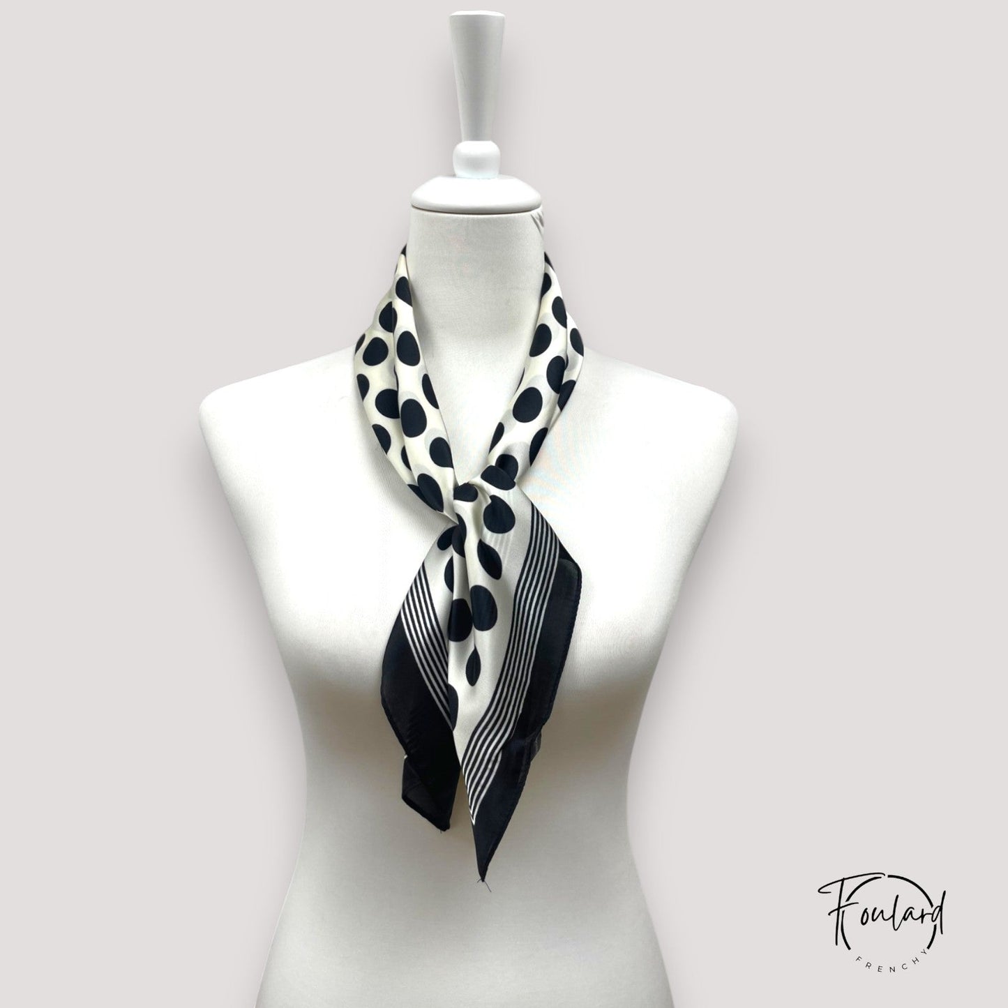 Détail de la bordure noire graphique du foulard