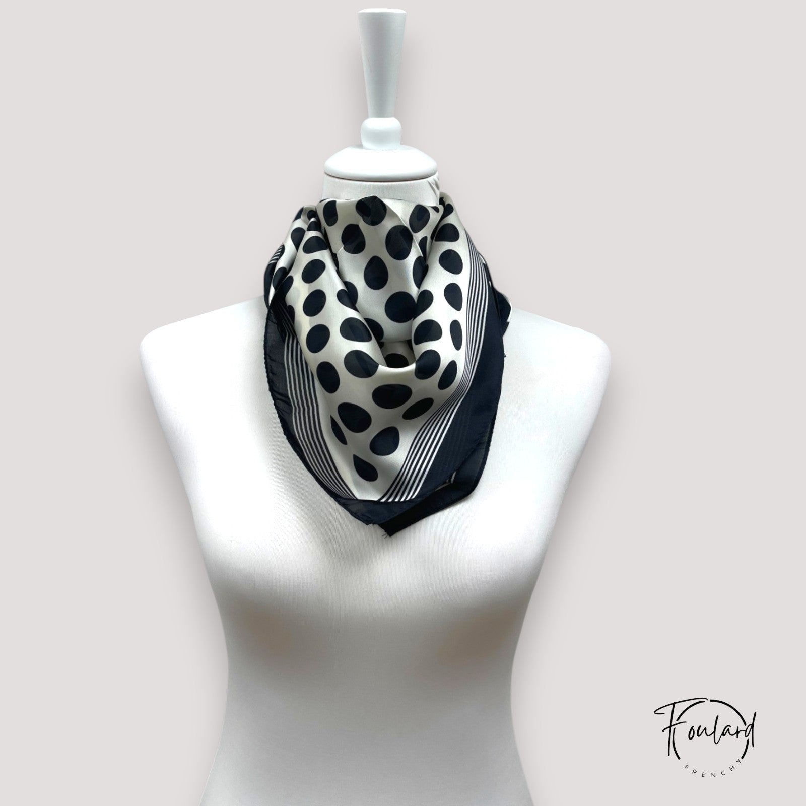 Foulard carré à pois noirs sur fond crème
