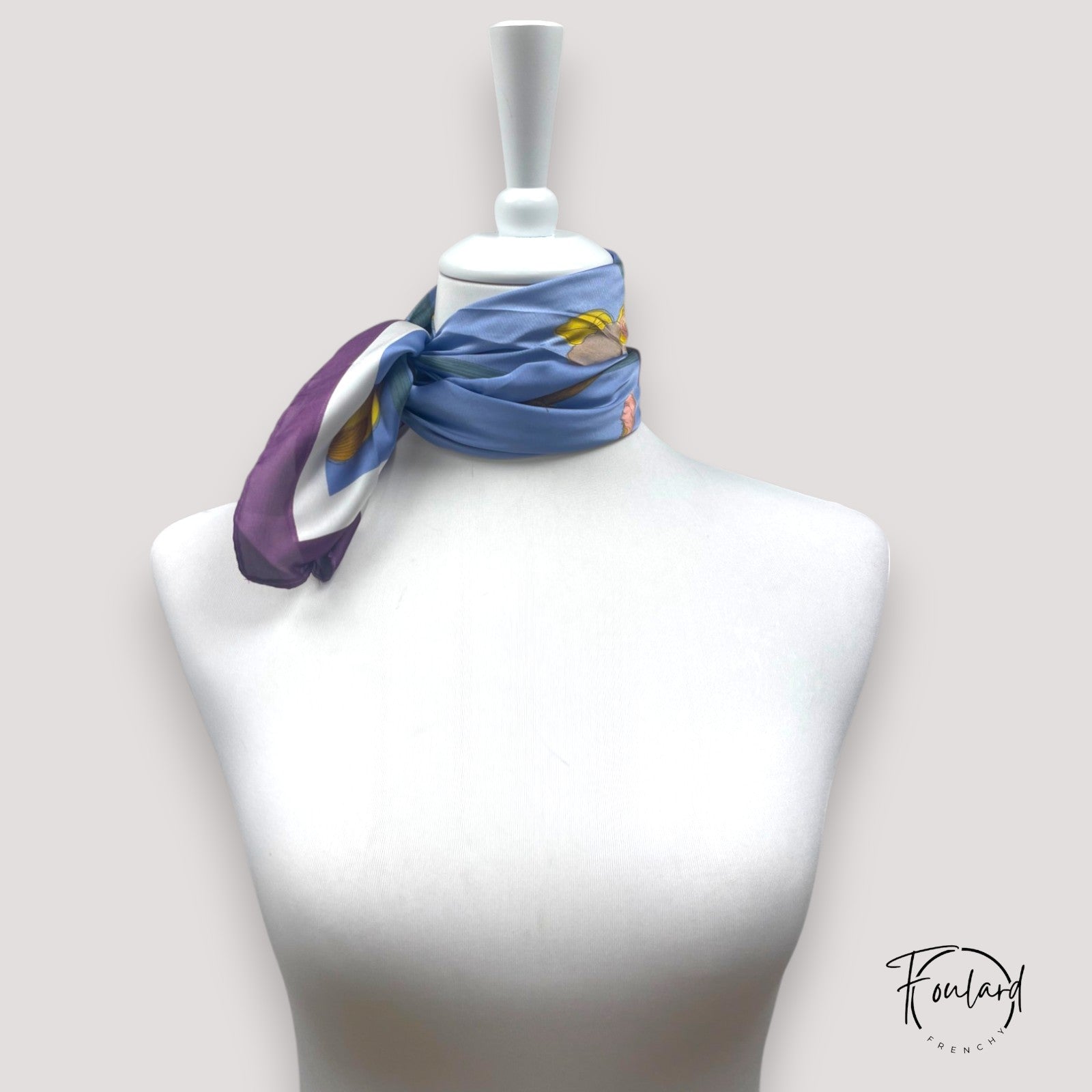 Vue rapprochée de la bordure violet profond du foulard