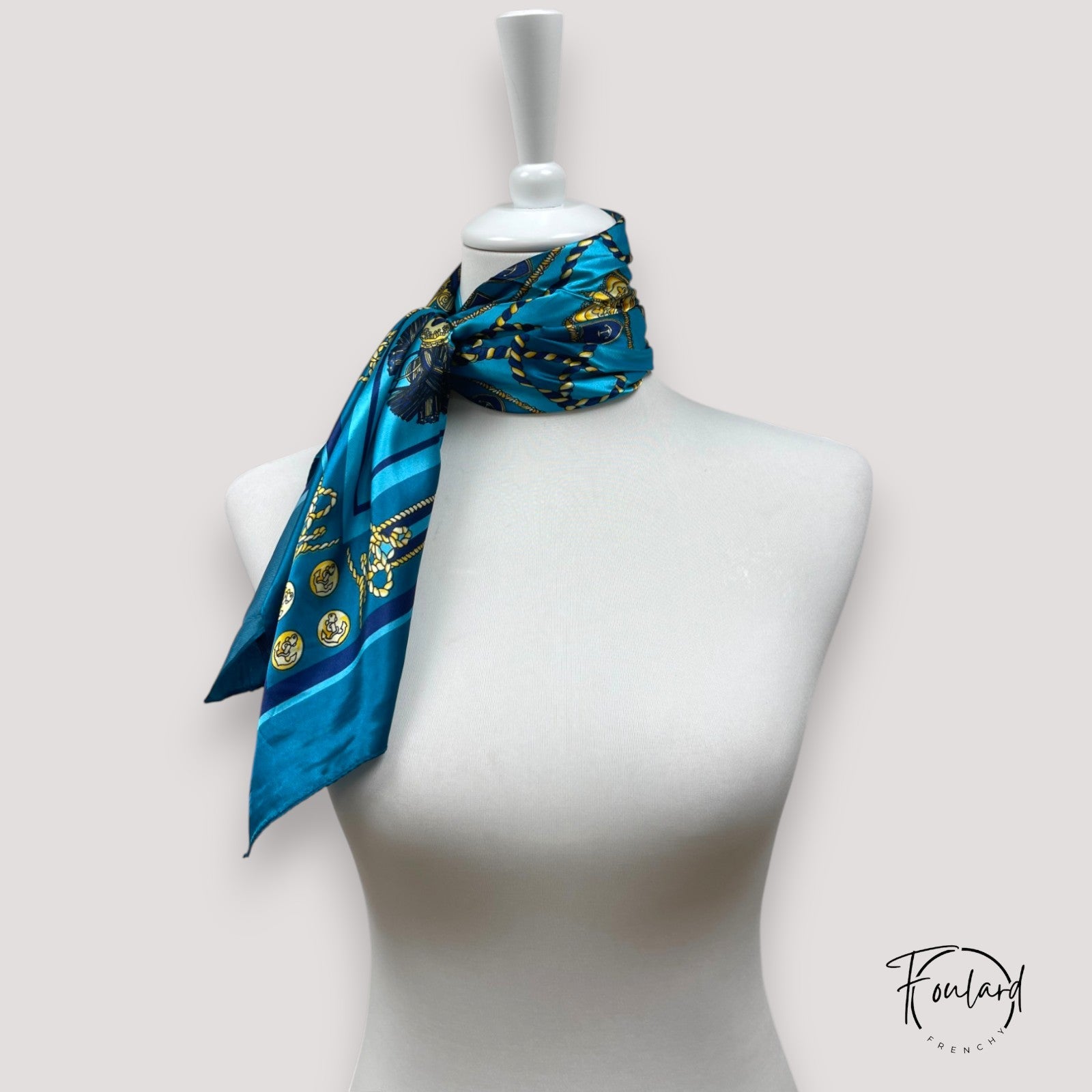 Détail de chaînes dorées sur fond turquoise
