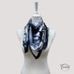 Détail des motifs noirs et blancs du foulard