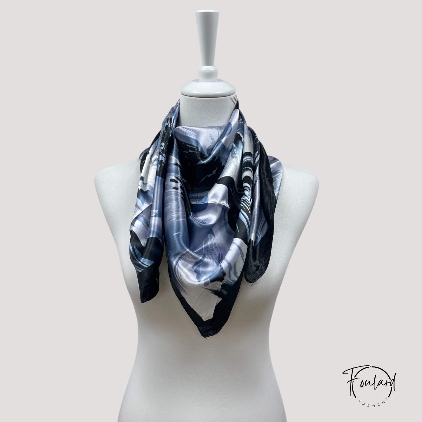 Détail des motifs noirs et blancs du foulard