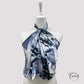 Foulard carré noir et blanc sur fond blanc