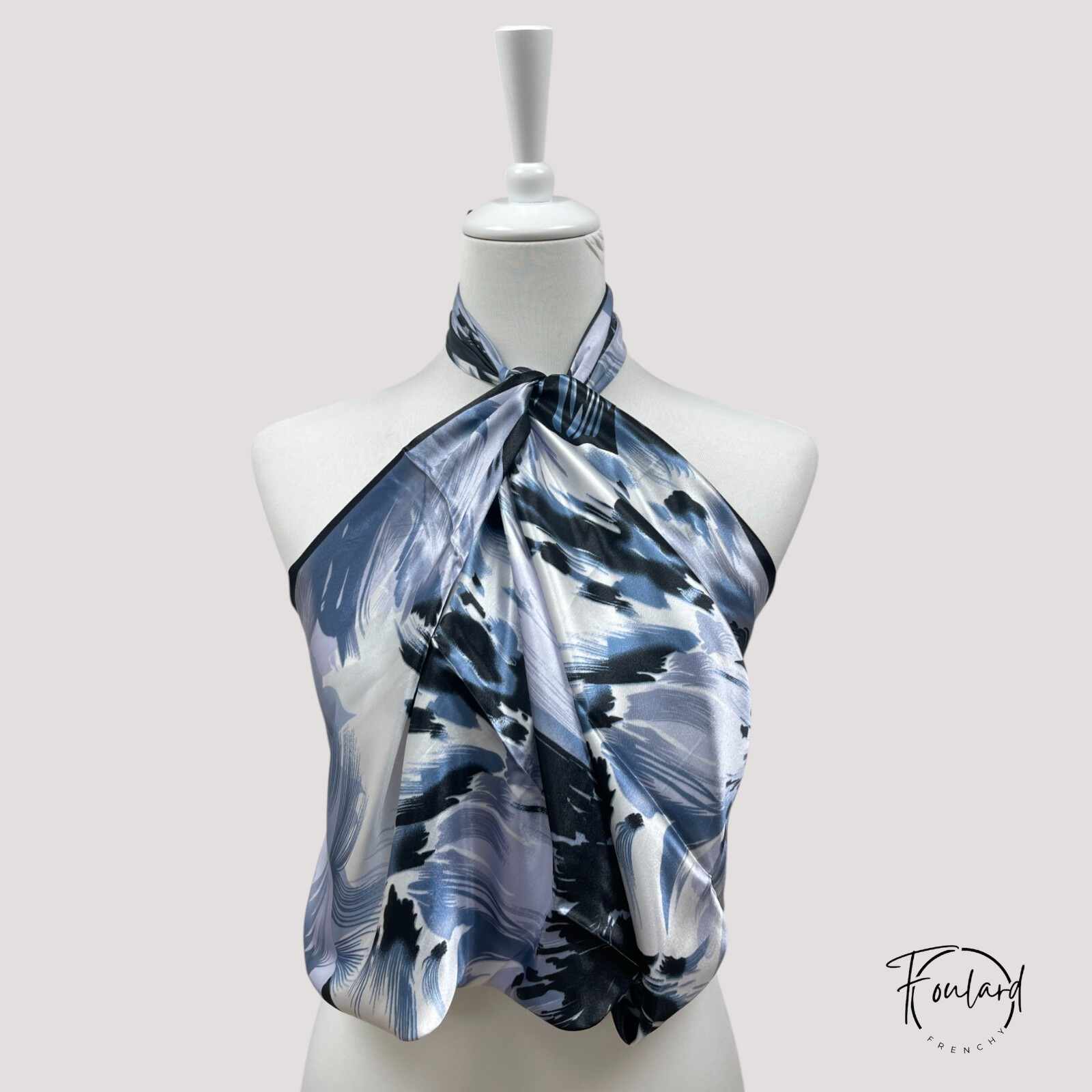 Foulard carré noir et blanc sur fond blanc