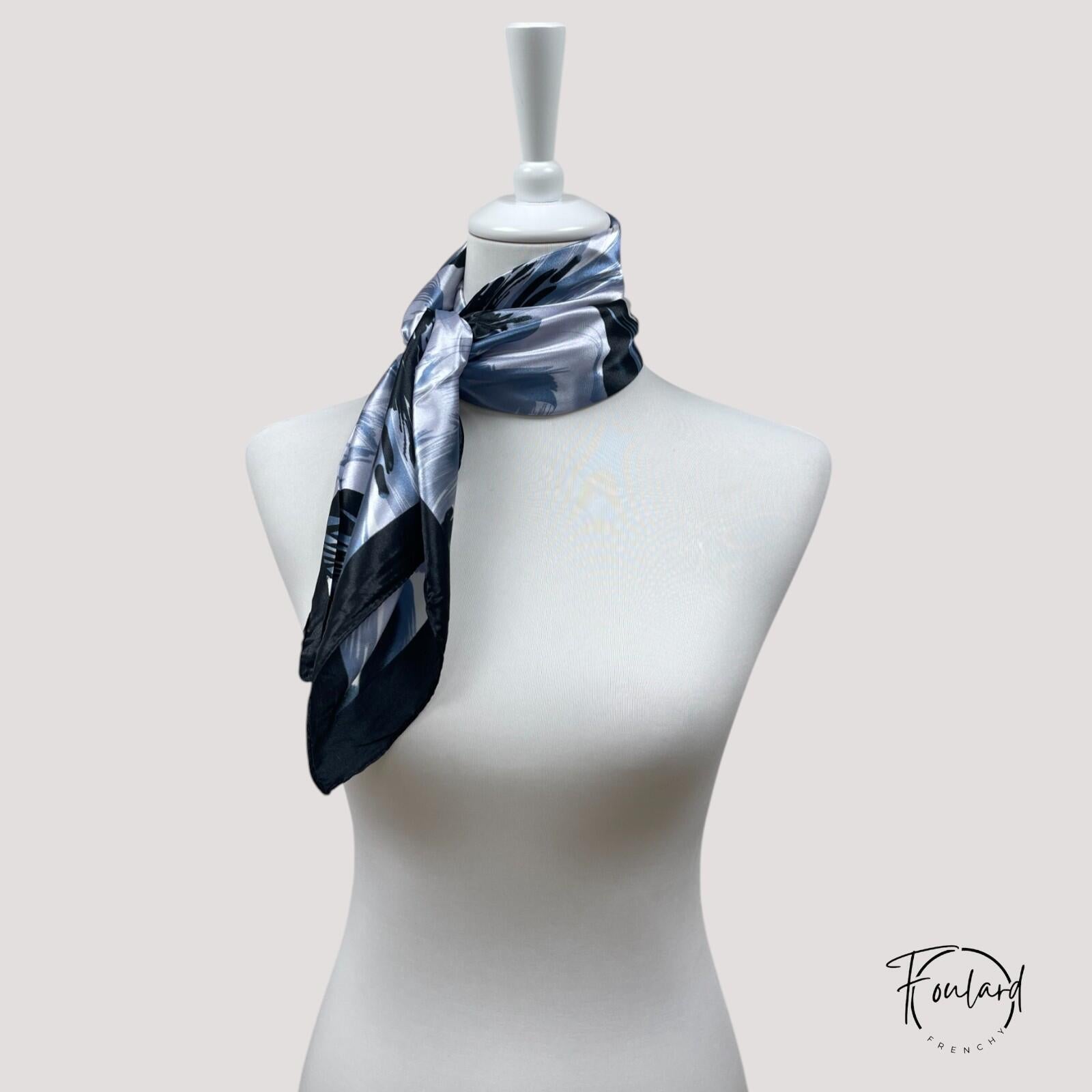 Vue rapprochée du tissu lisse du foulard