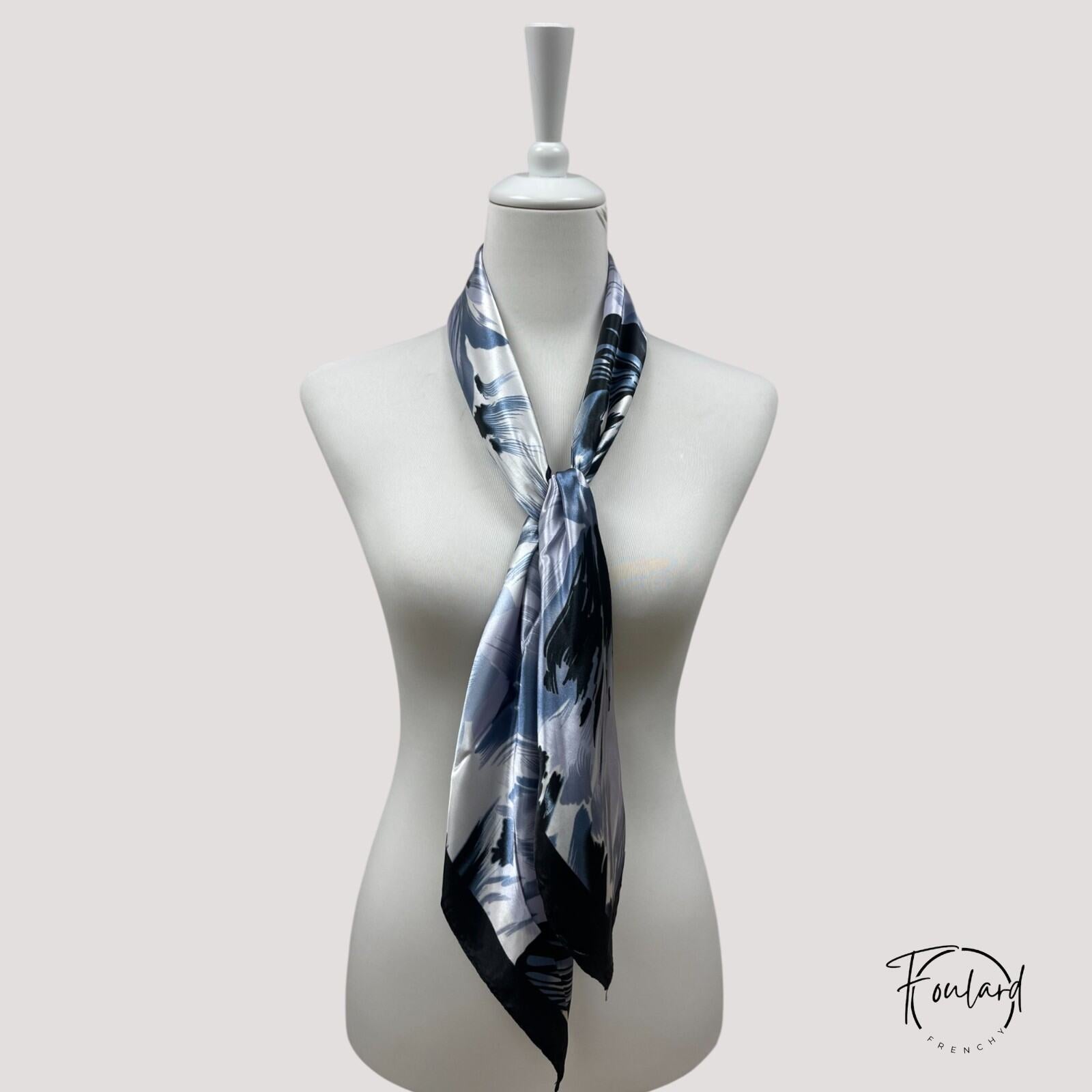 Foulard carré noué sur un mannequin