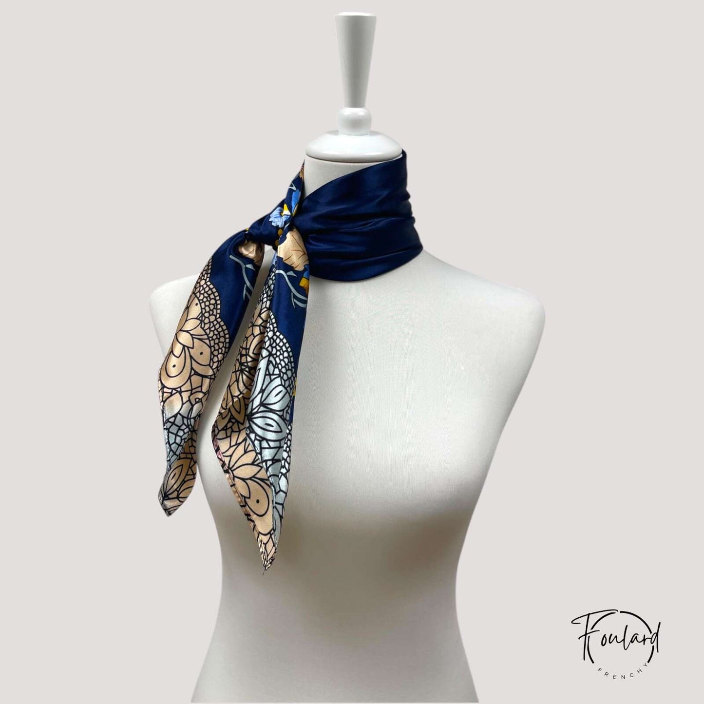 Vue rapprochée du tissu lisse à motifs bleus