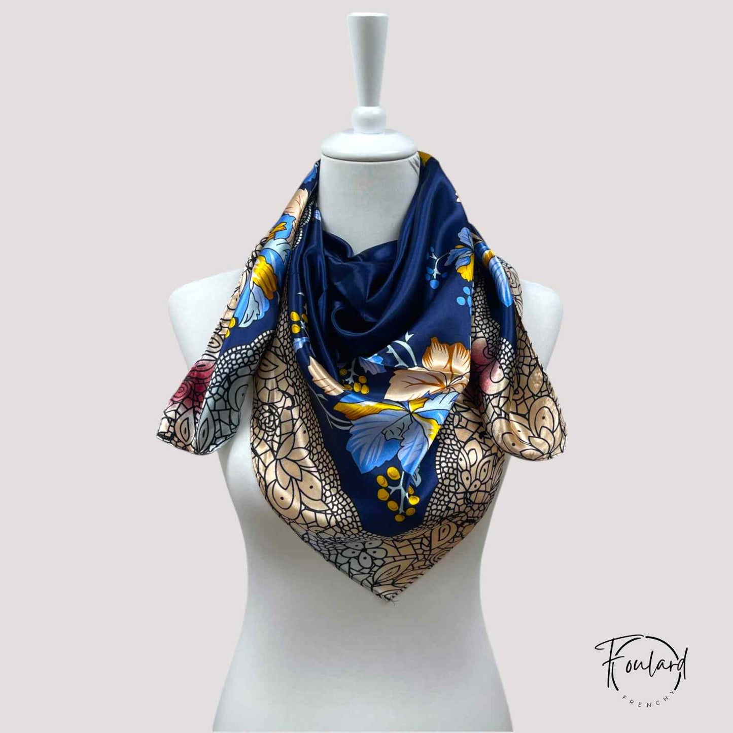 Foulard noué sur cheveux, style chic et raffiné