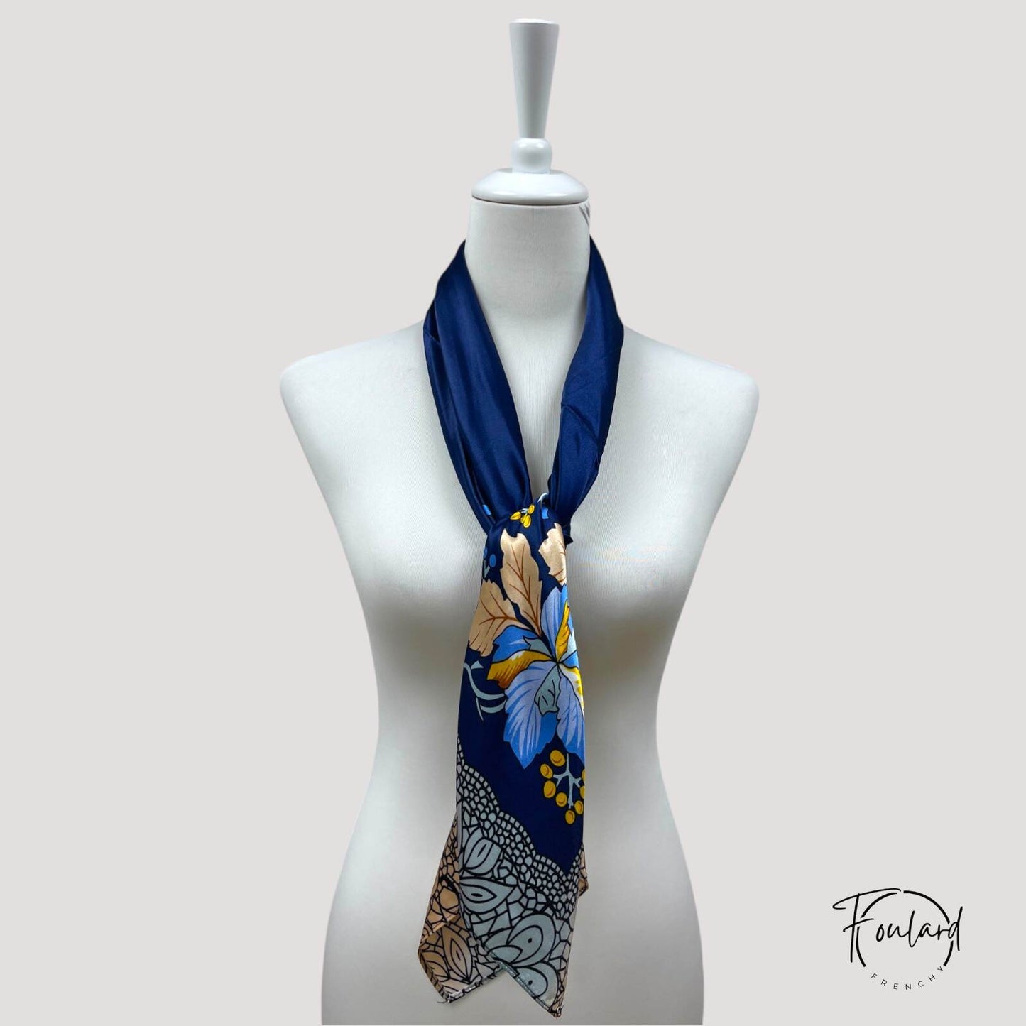 Détail des motifs géométriques sur fond bleu marine