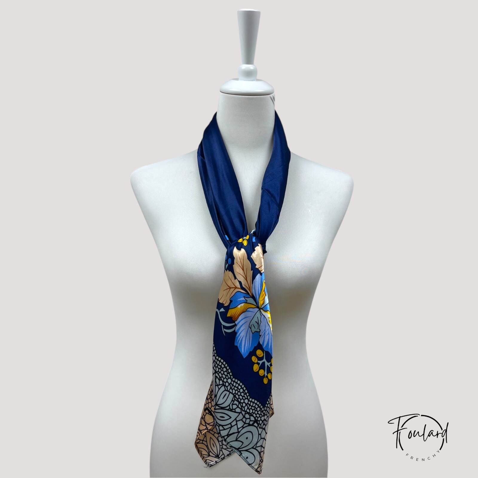 Détail des motifs géométriques sur fond bleu marine