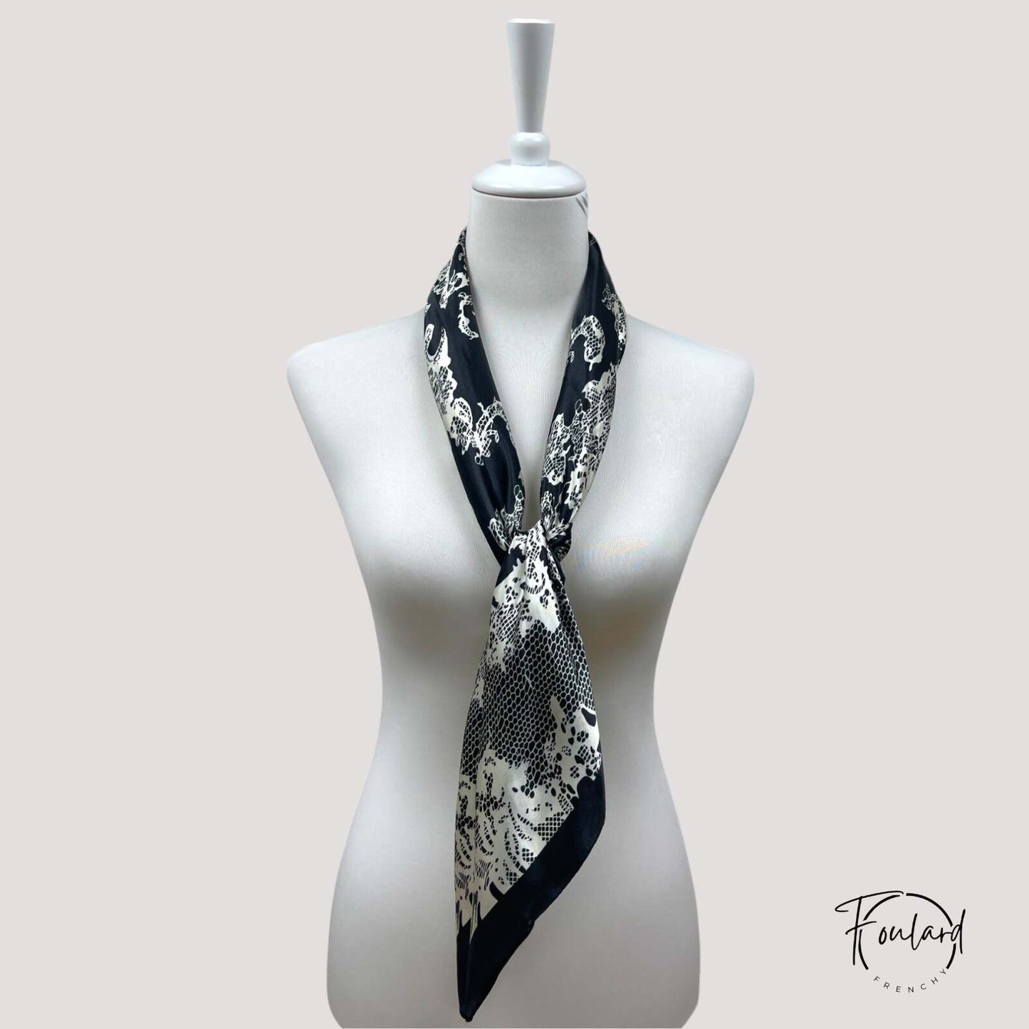Foulard en soie lisse avec motifs élégants