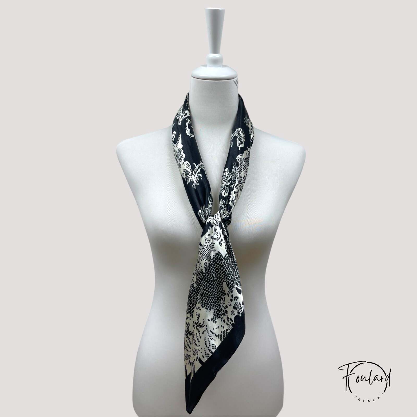 Foulard en soie lisse avec motifs élégants
