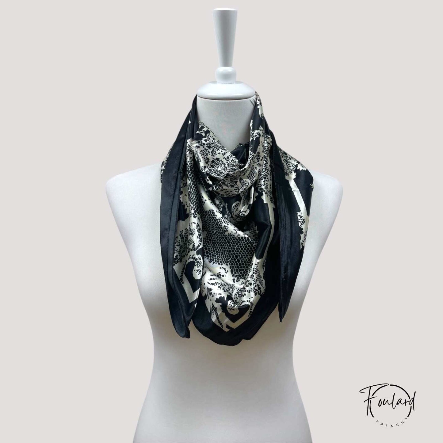Vue rapprochée du motif baroque noir sur fond blanc