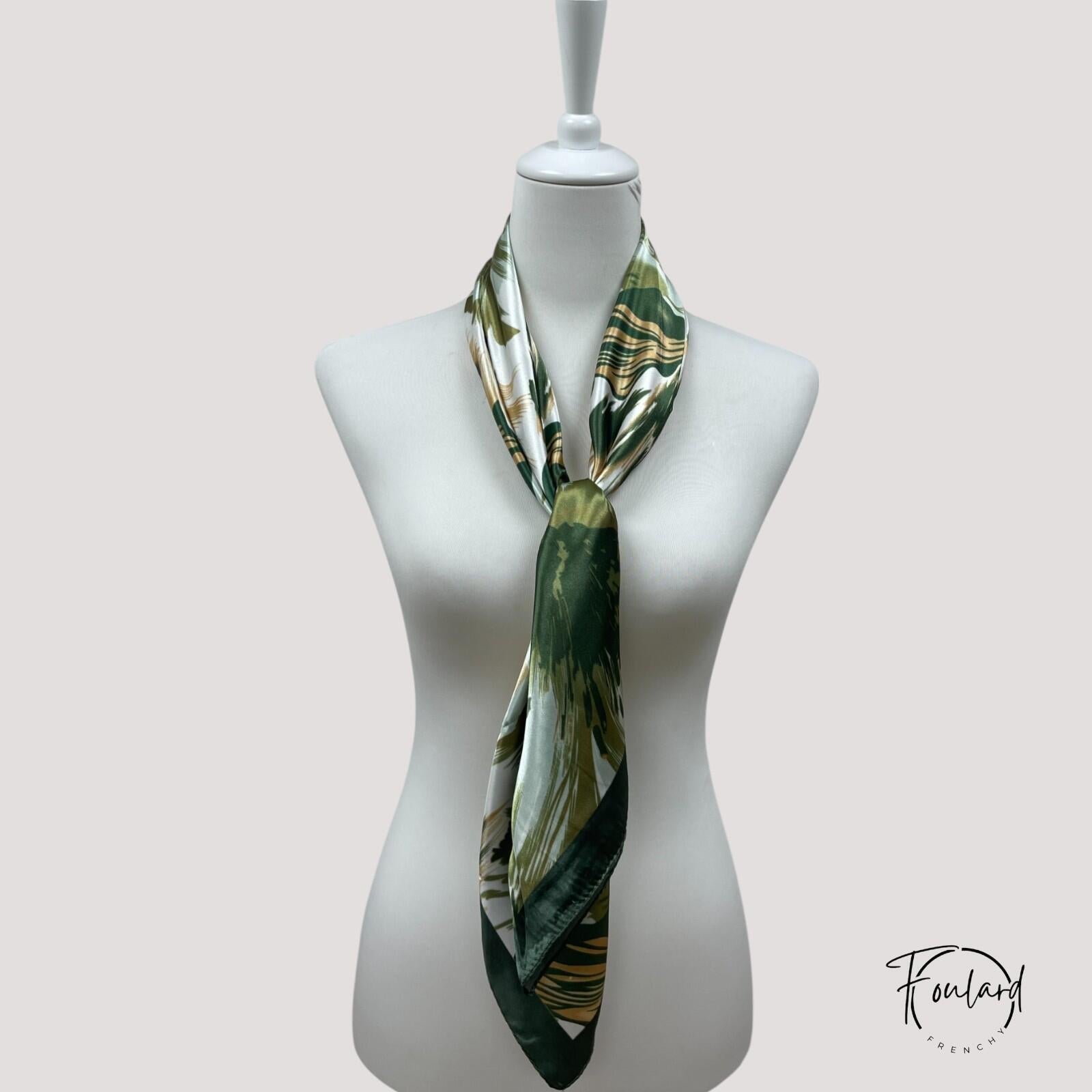 Détail du tissu vert lisse avec motifs naturels