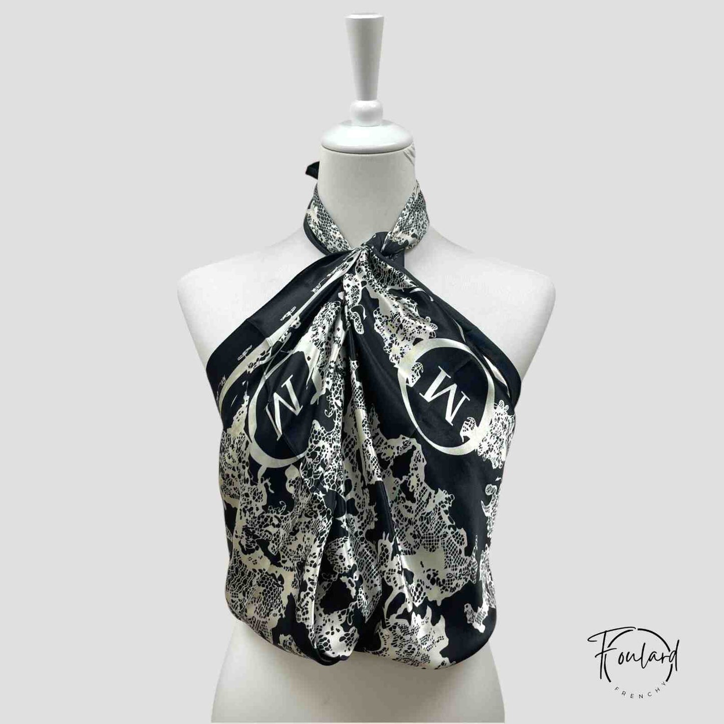 Foulard carré noir et blanc à motifs baroques