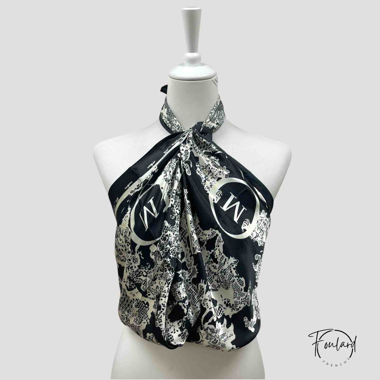 Foulard carré noir et blanc à motifs baroques