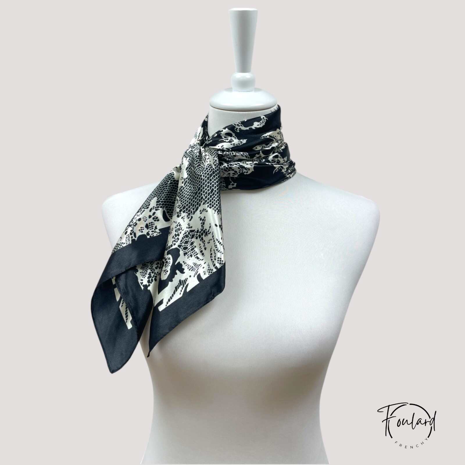 Foulard carré noué autour de cheveux, style bohème