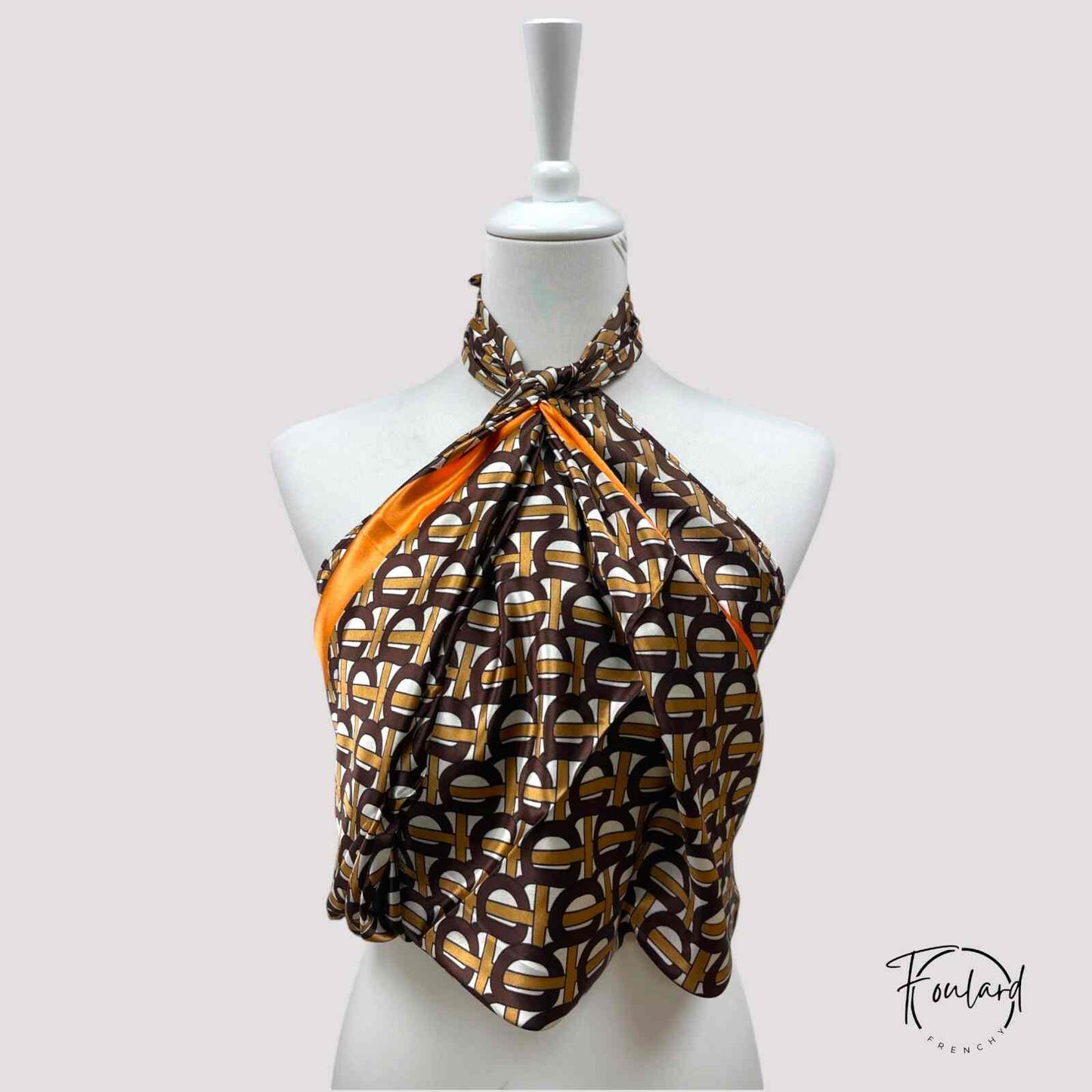 Foulard carré marron avec motifs géométriques et liseré orange