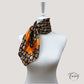 Zoom sur le tissu lisse du foulard avec détails géométriques
