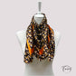 Vue d'ensemble du foulard carré, motifs géométriques visibles