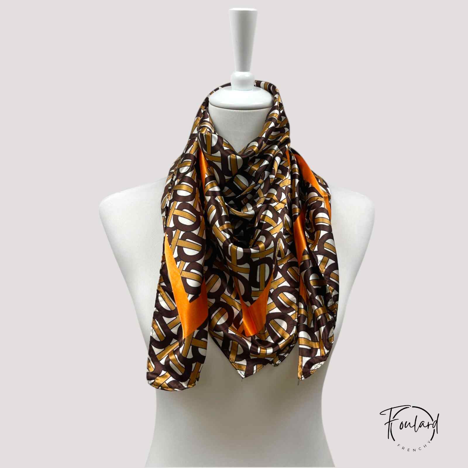 Vue d'ensemble du foulard carré, motifs géométriques visibles