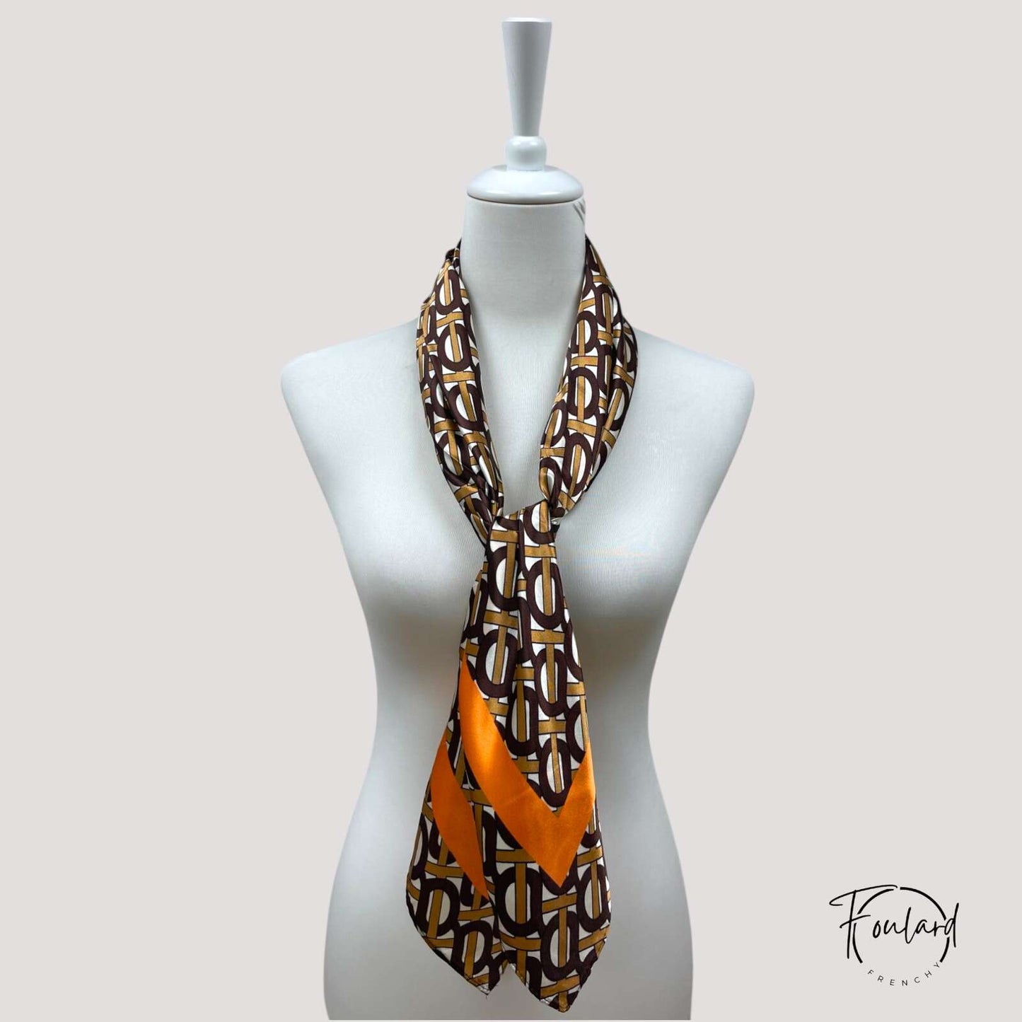Foulard noué, mettant en valeur le liseré orange vif