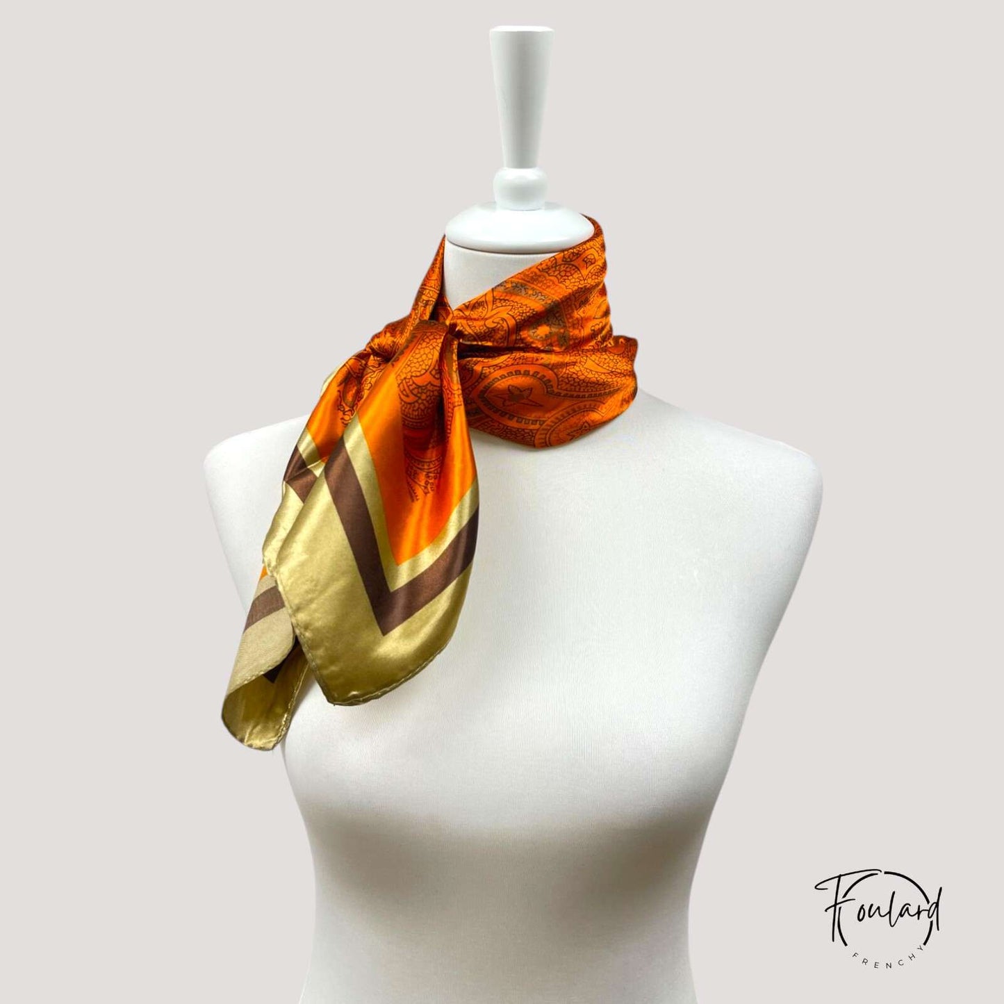 Vue latérale du foulard rouge orangé, détails du bandeau bronze