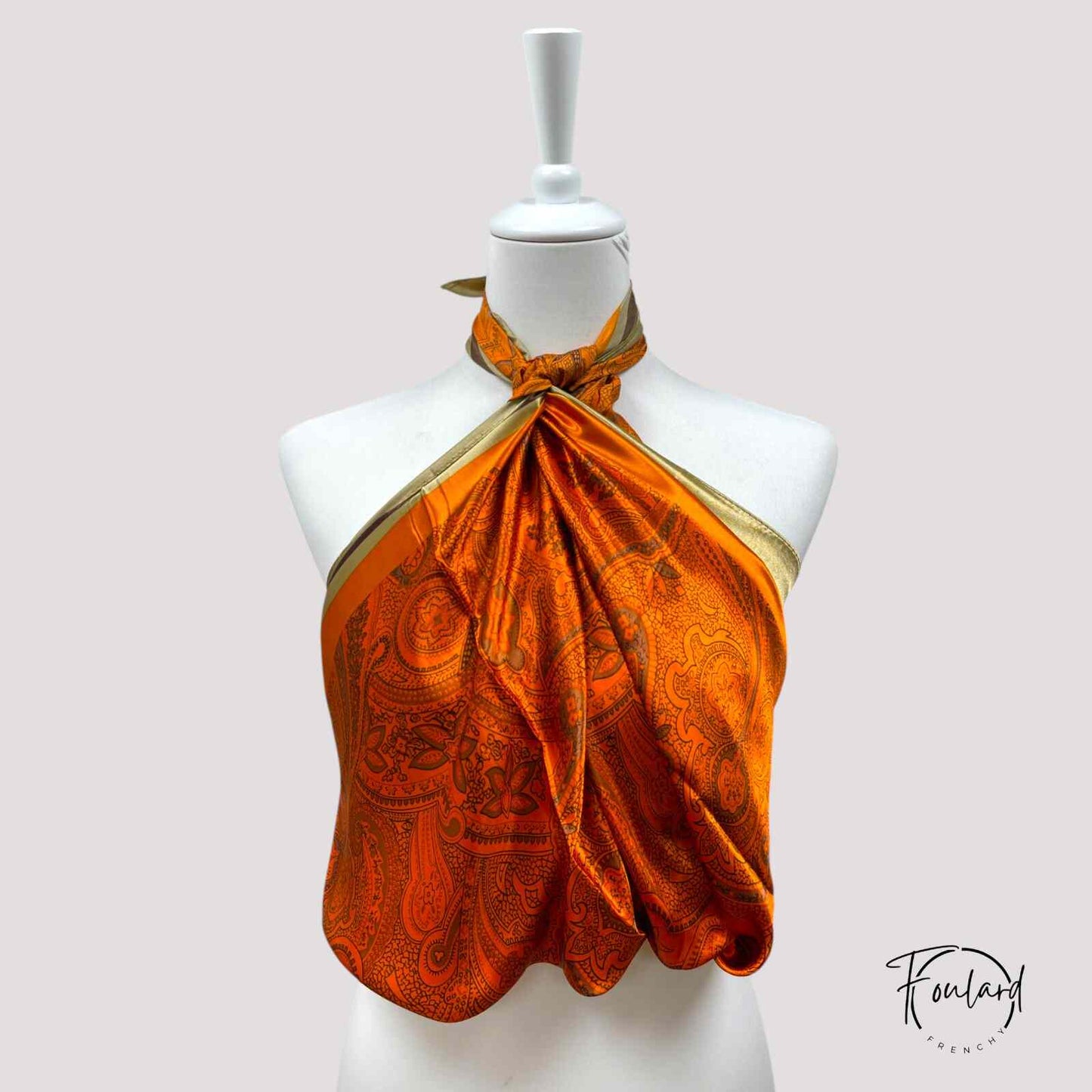 Foulard carré rouge orangé avec motifs élégants, vue de face