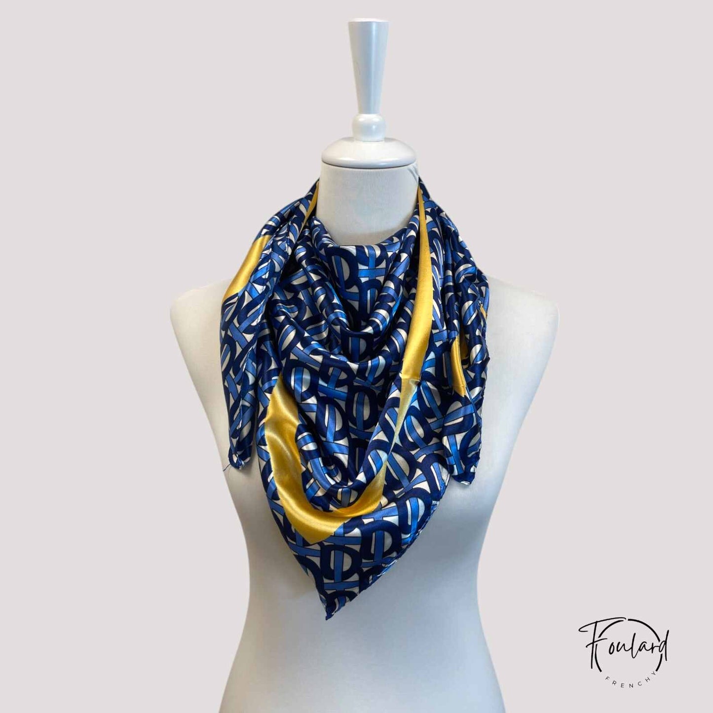 Gros plan sur les motifs géométriques du foulard bleu