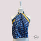 Foulard carré bleu avec motifs géométriques et liseré jaune