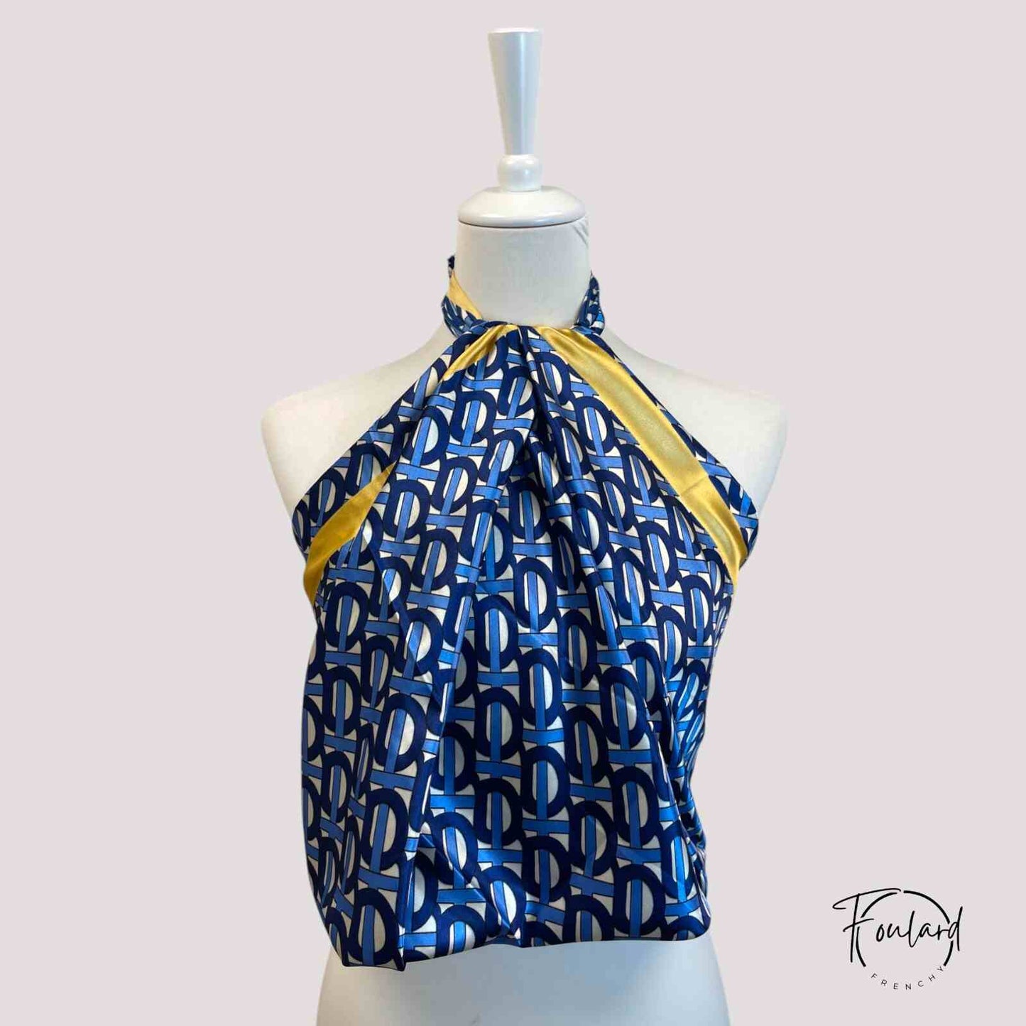 Foulard carré bleu avec motifs géométriques et liseré jaune