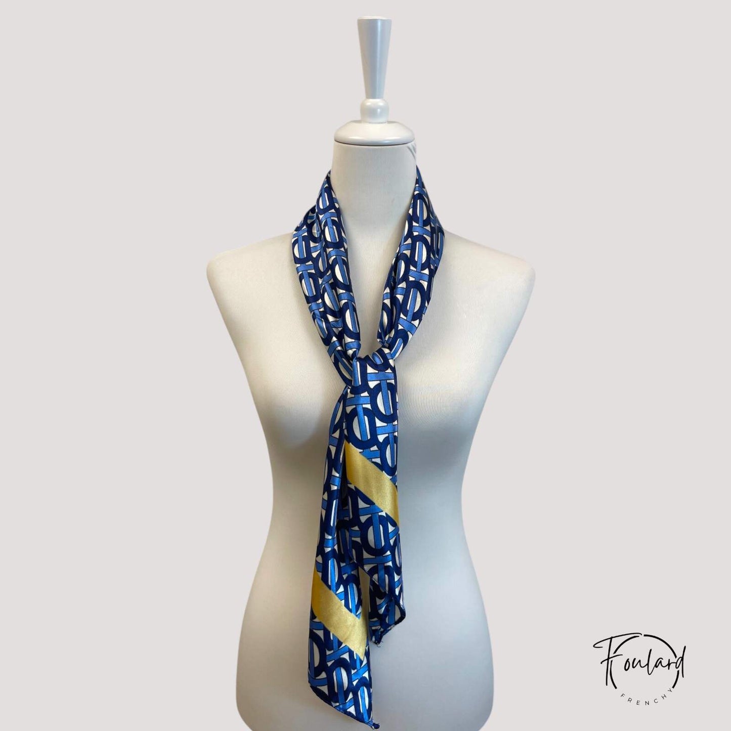 Vue d'ensemble du foulard carré 90 cm noué