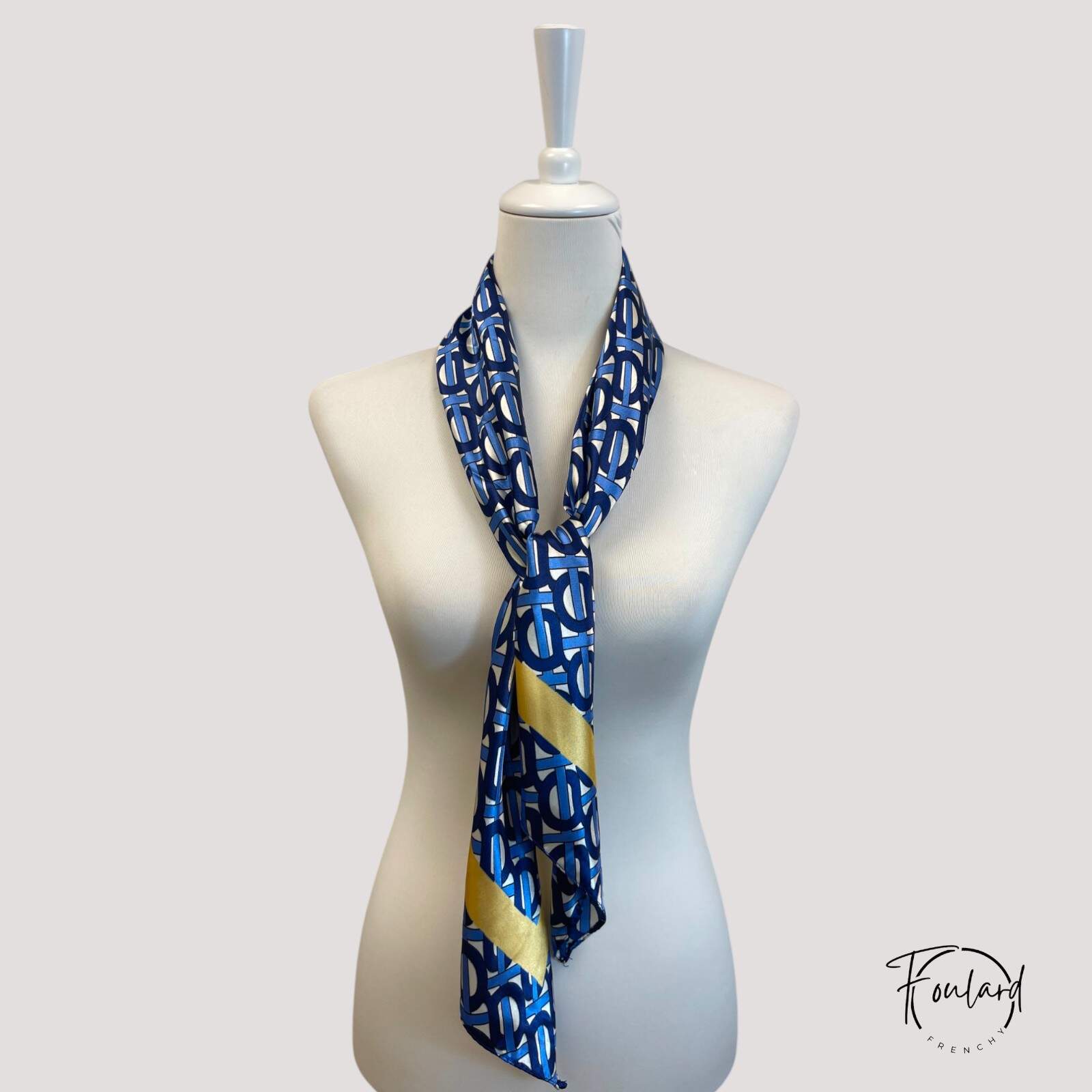 Vue d'ensemble du foulard carré 90 cm noué