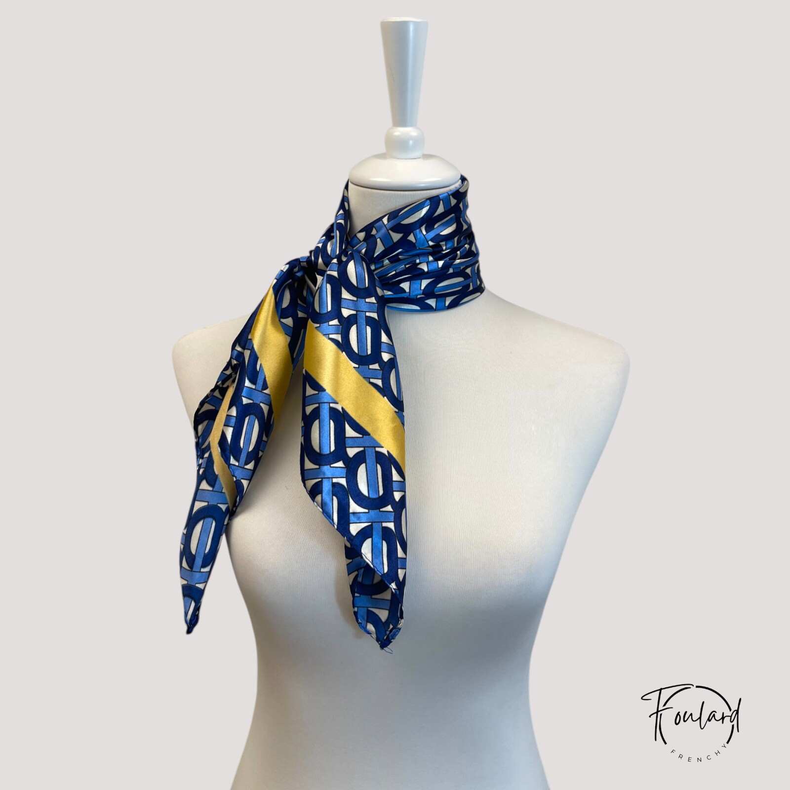 Détail du liseré jaune vibrant sur le foulard