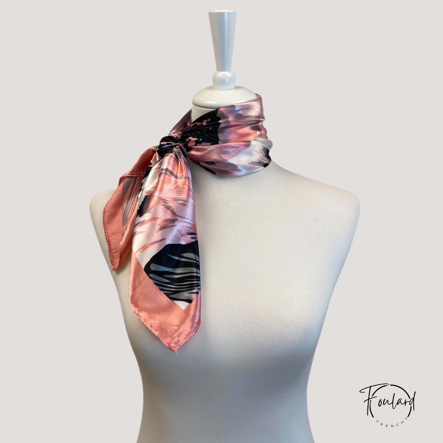 Foulard carré rose, texture lisse et motifs éclatants