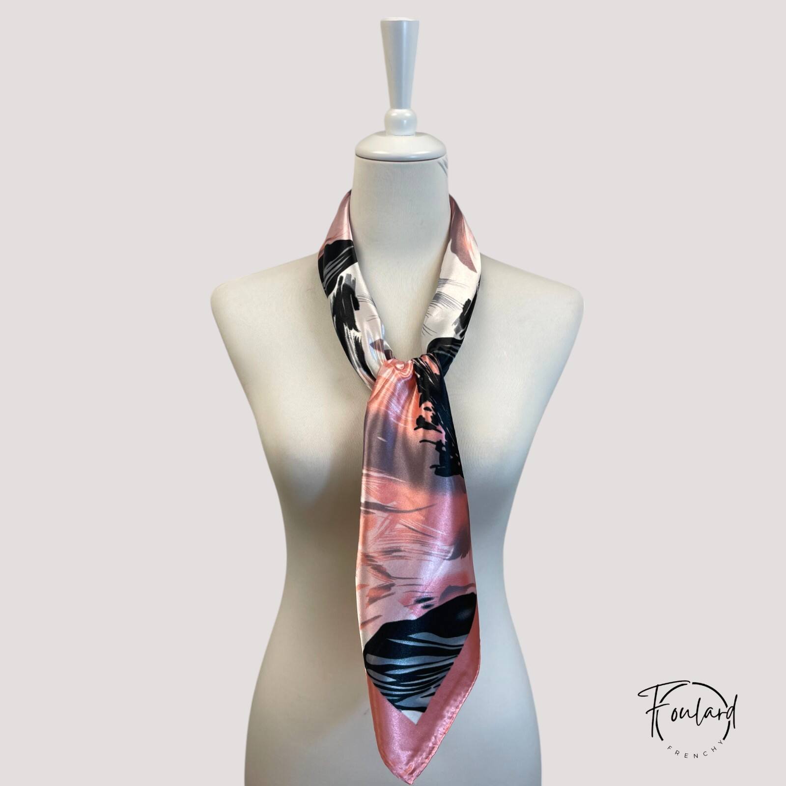 Foulard noué dans les cheveux, style élégant et décontracté