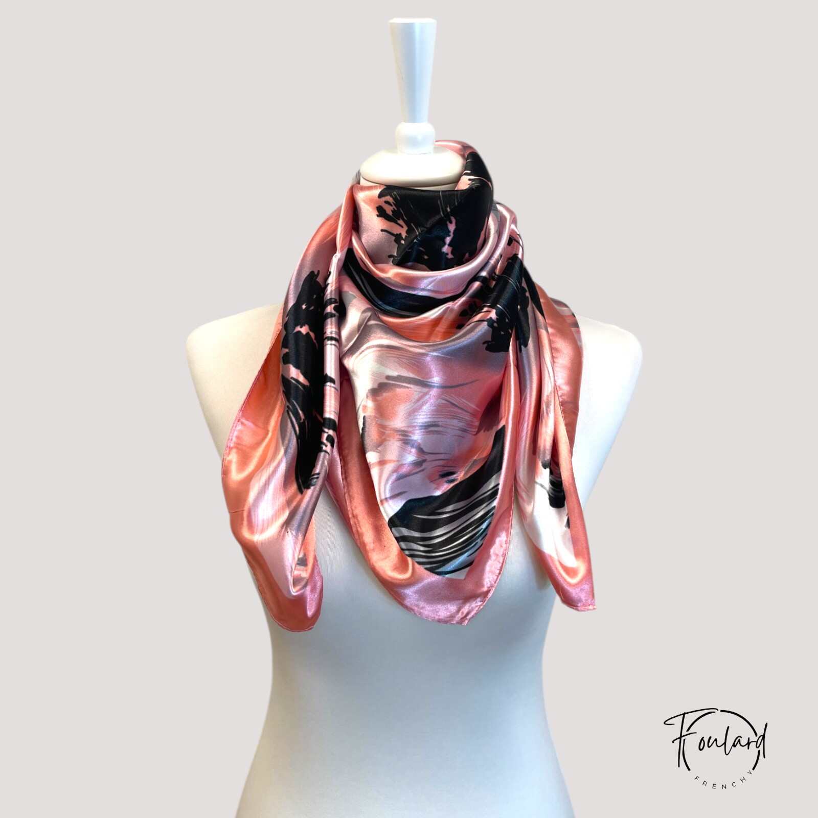 Vue rapprochée du foulard rose, détails des motifs artistiques