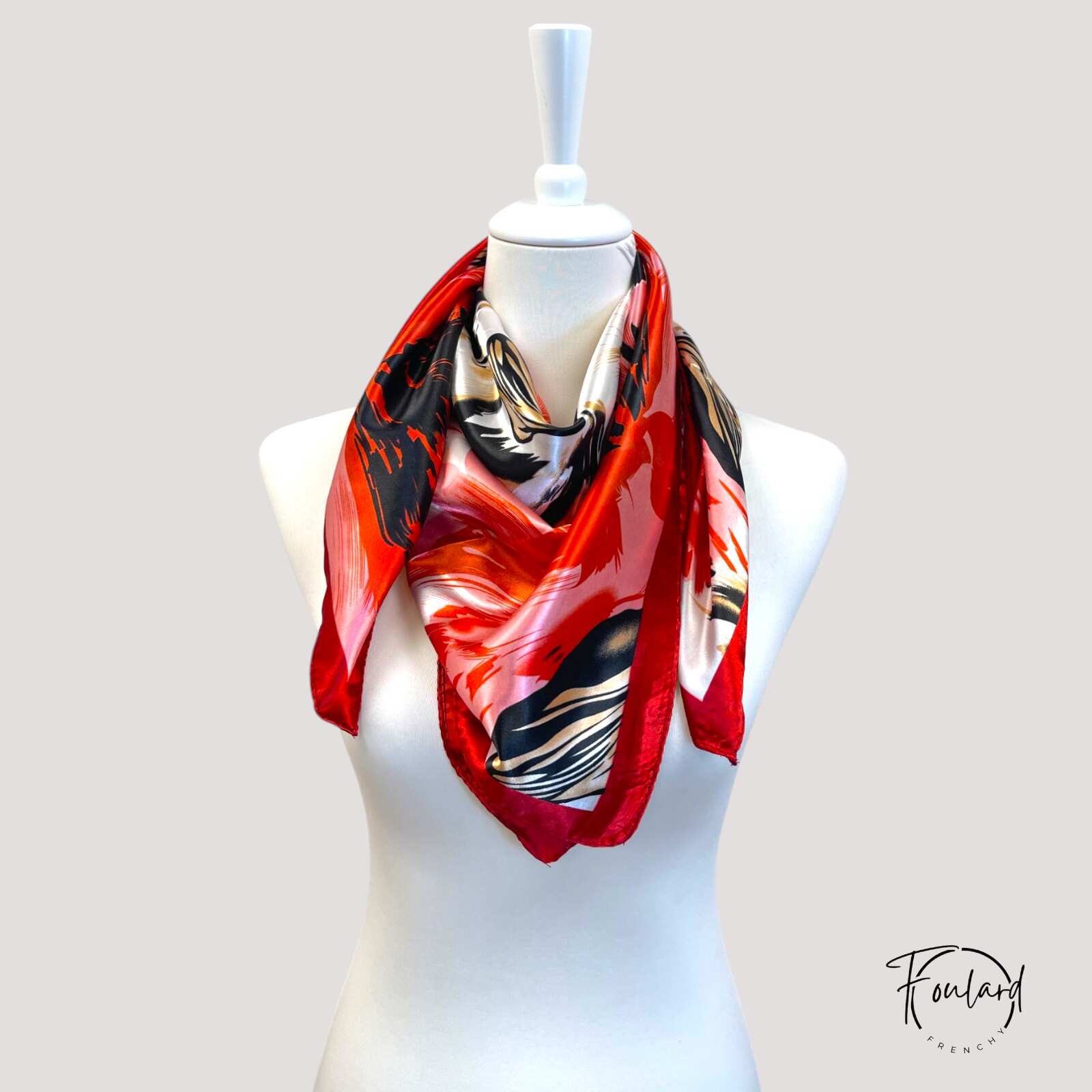 Foulard carré rouge avec motifs peinture, vue de face