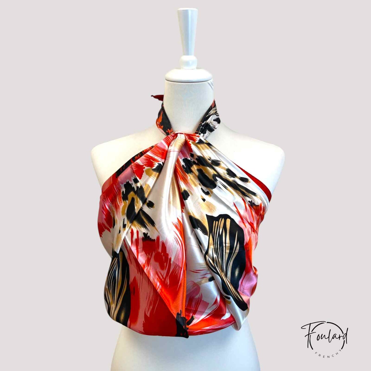 Détail des motifs peinture sur foulard rouge carré