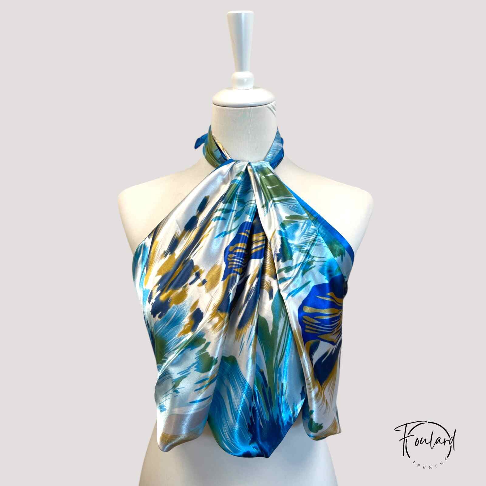 Foulard carré bleu avec motifs plage, vue de face