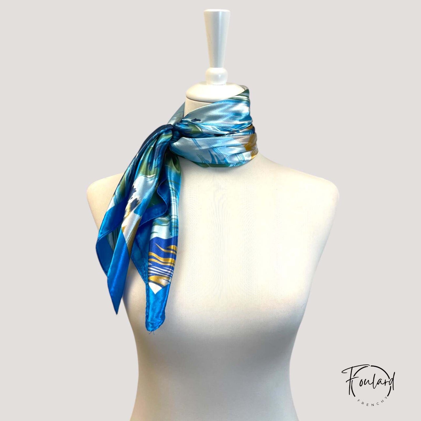 Détail des motifs plage sur foulard bleu carré