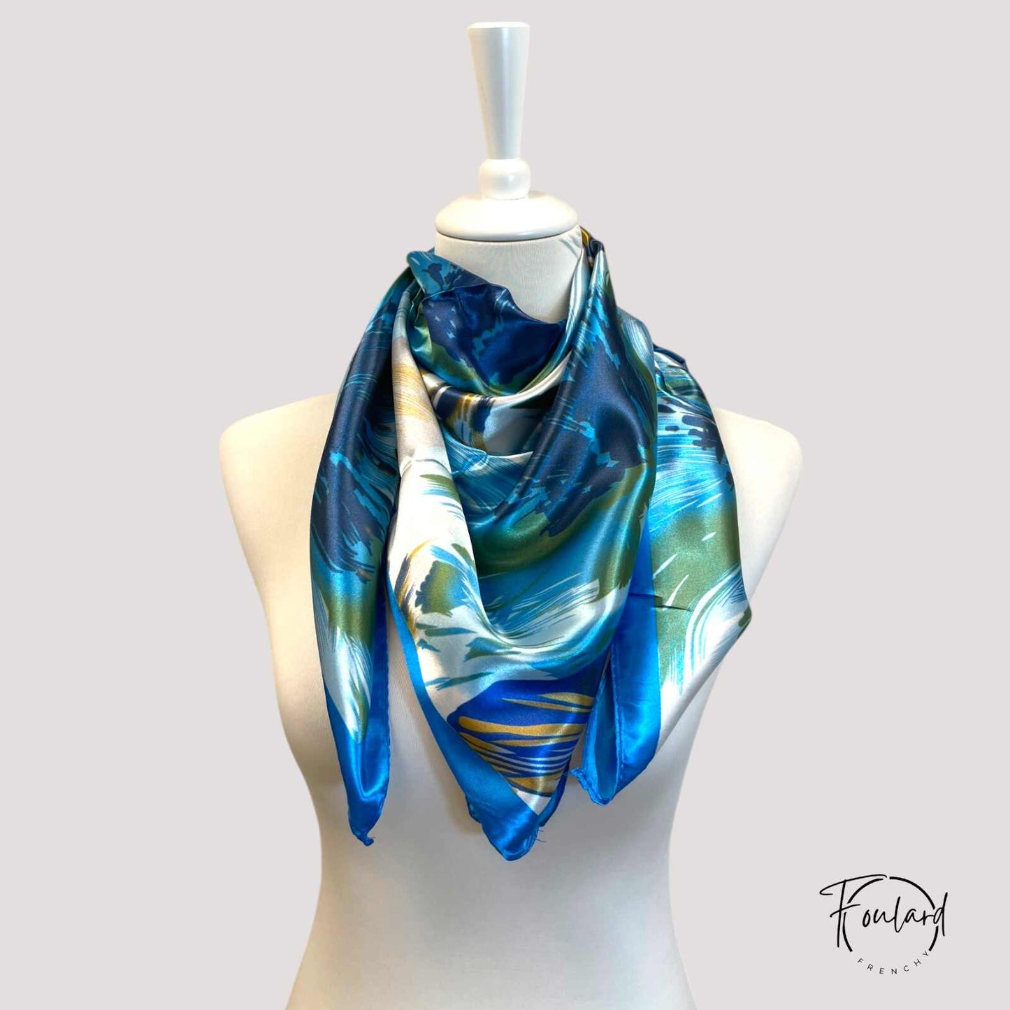 Foulard carré noué, motifs plage bleus visibles