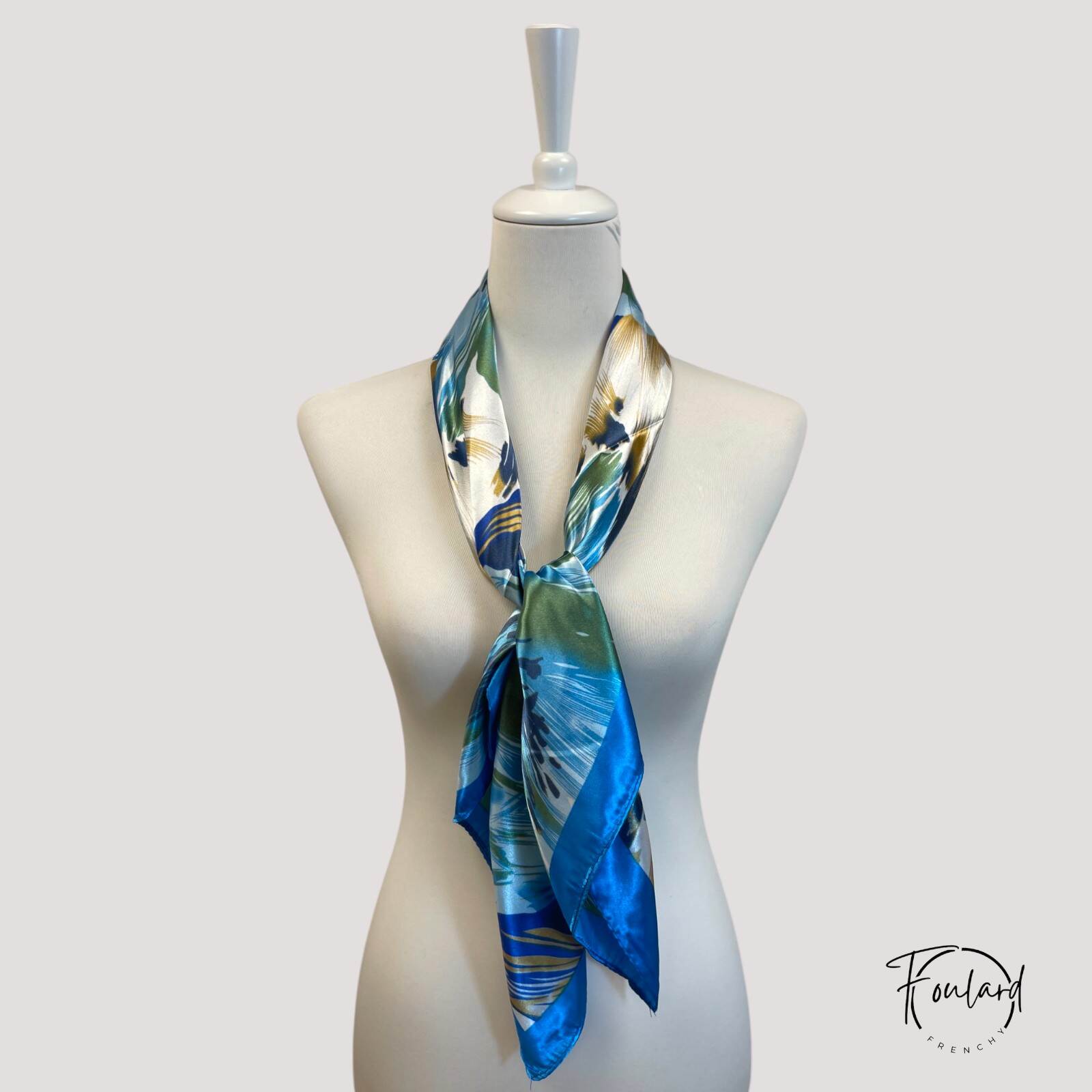 Vue latérale du foulard carré bleu à motifs plage