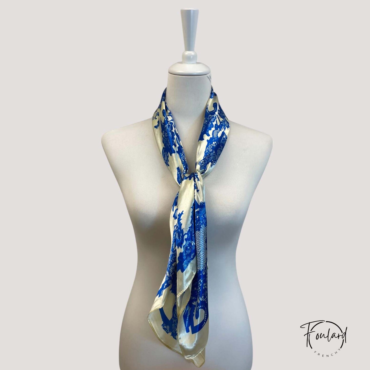 Gros plan sur les motifs baroques du foulard