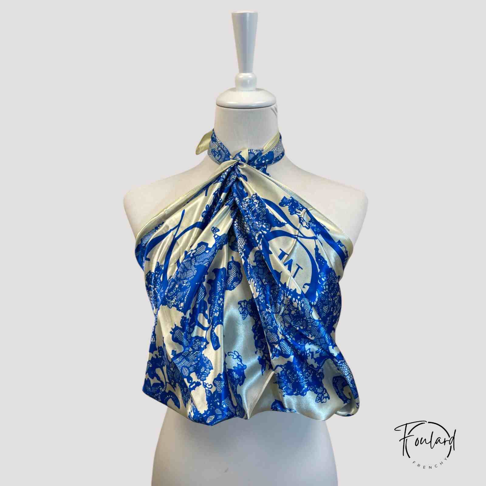 Foulard carré bleu et crème avec motifs baroques