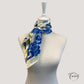 Foulard noué, mettant en valeur les motifs élégants