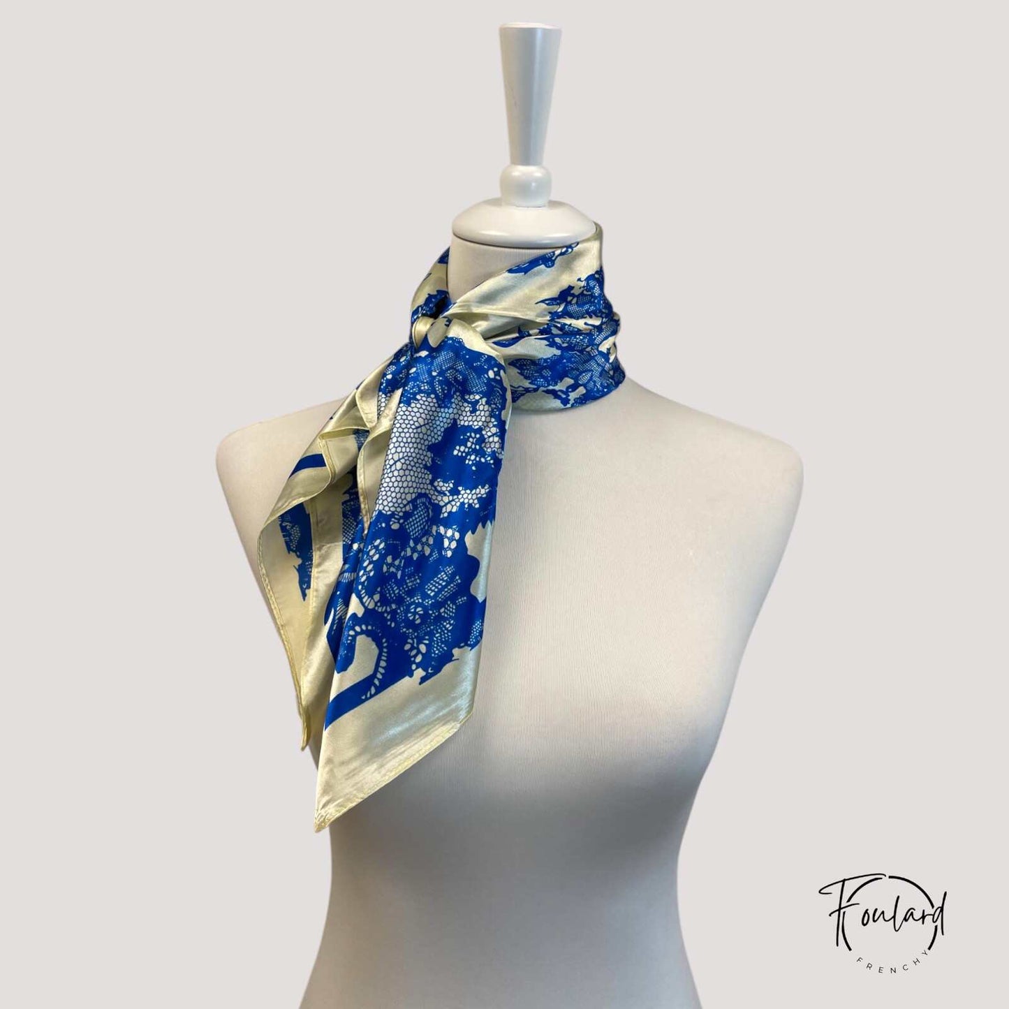 Foulard noué, mettant en valeur les motifs élégants