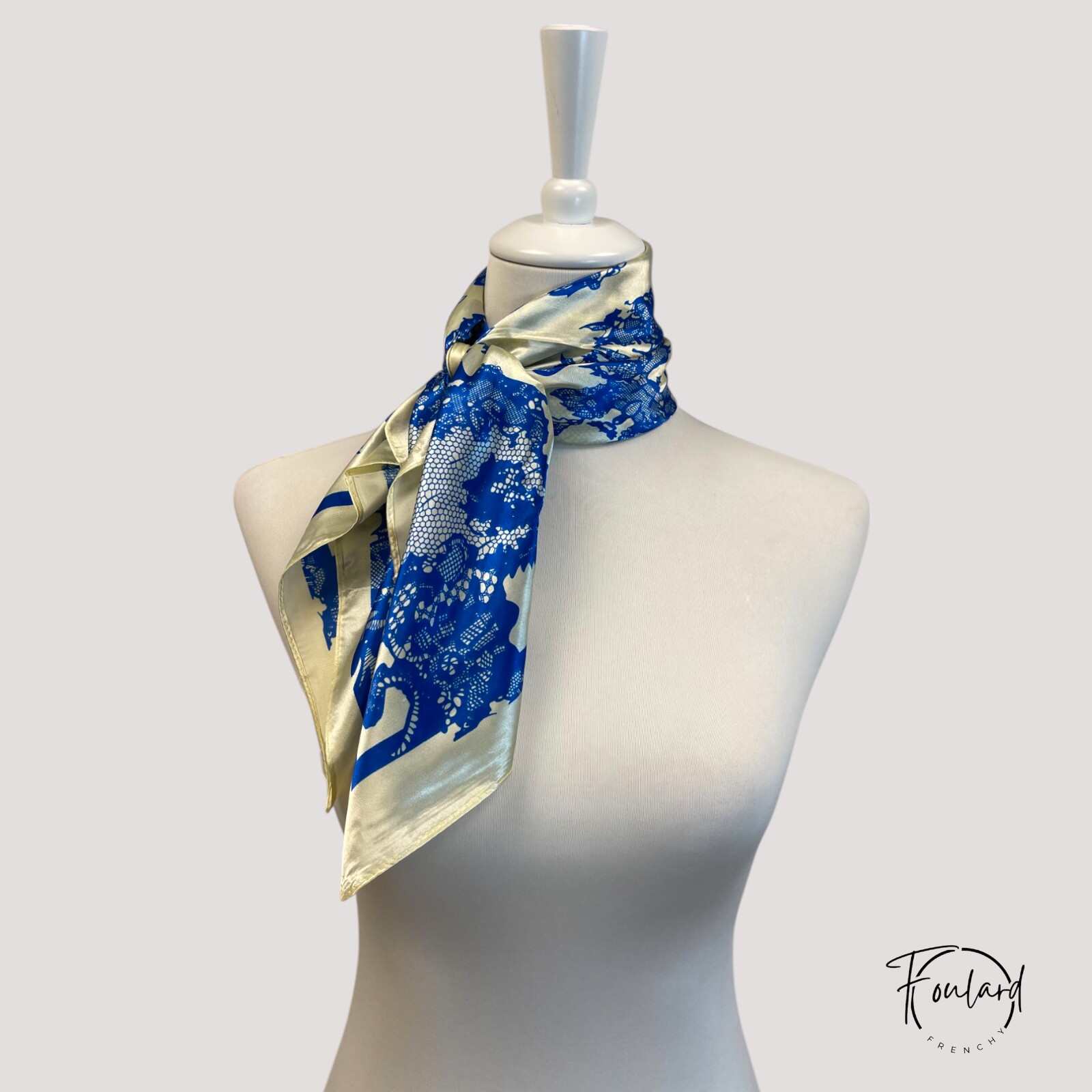 Foulard noué, mettant en valeur les motifs élégants