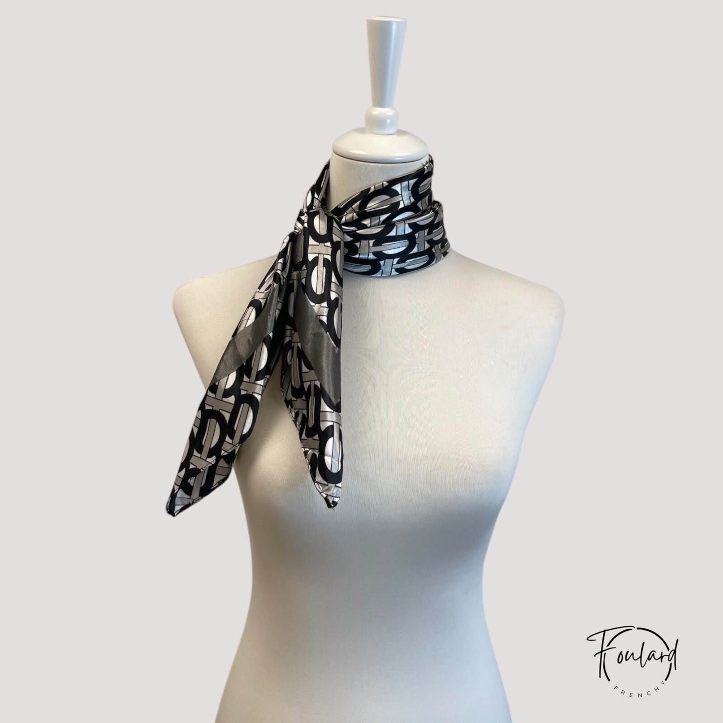 Gros plan sur les motifs géométriques du foulard