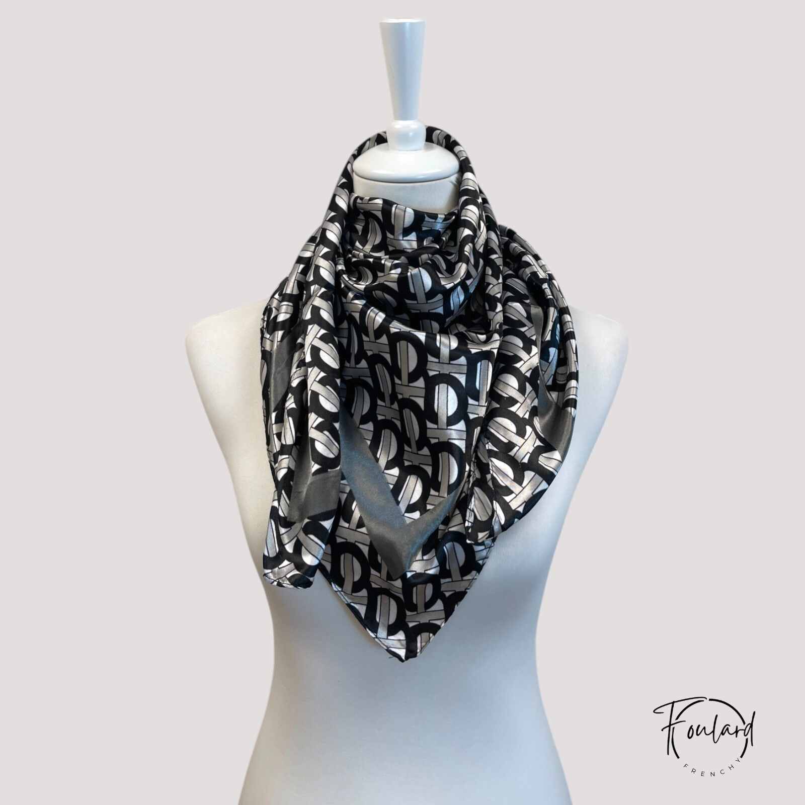 Foulard carré étalé, montrant les motifs géométriques